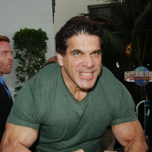 Lou Ferrigno macht eine Hulk-Pose und spannt seine Muskeln an