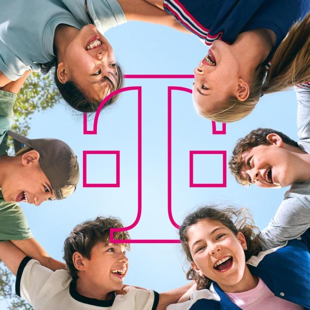 Telekomzeichen hinter sechs Köpfen 