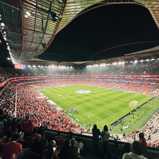 Das Innere eines Stadions mit Tausenden Fans 