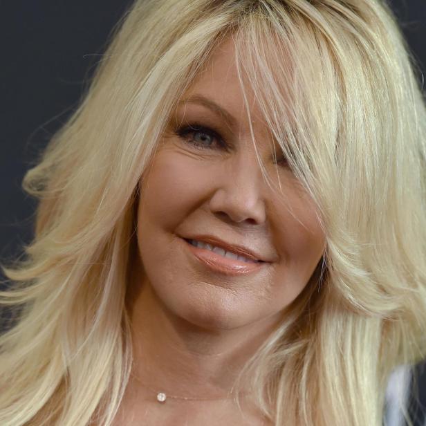 Heather Locklear mit blondem Haar und dezentem Make-up bei einem öffentlichen Auftritt.