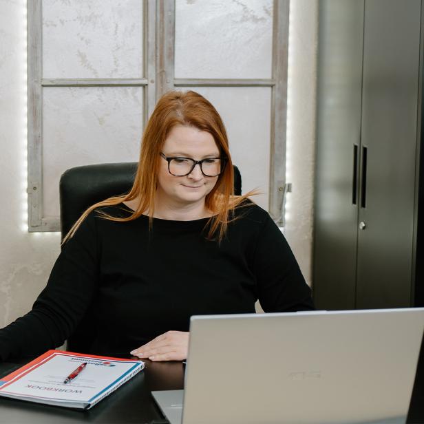 Eine Frau am Laptop 