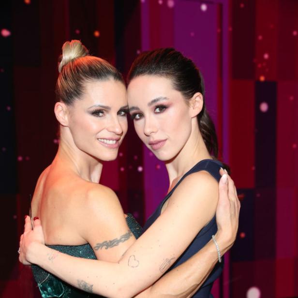Michelle Hunziker und ihre Tochter Aurora Ramazzotti umarmen sich eng und lächeln in festlicher Abendgarderobe.