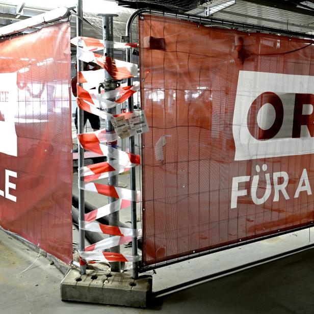 Absperrgitter mit rotem Banner und weißer Aufschrift „ORF FÜR ALLE“, dazu rot-weißes Absperrband um einen Pfosten.