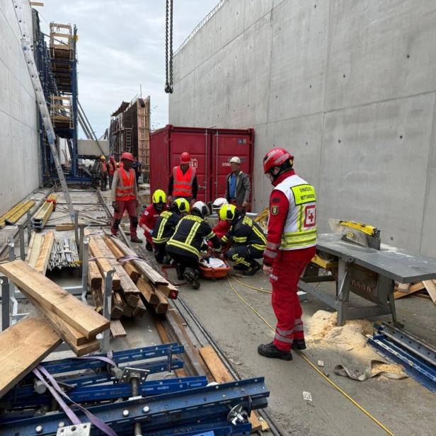 Bergung des verunglückten Arbeiters in Ebenfurth.