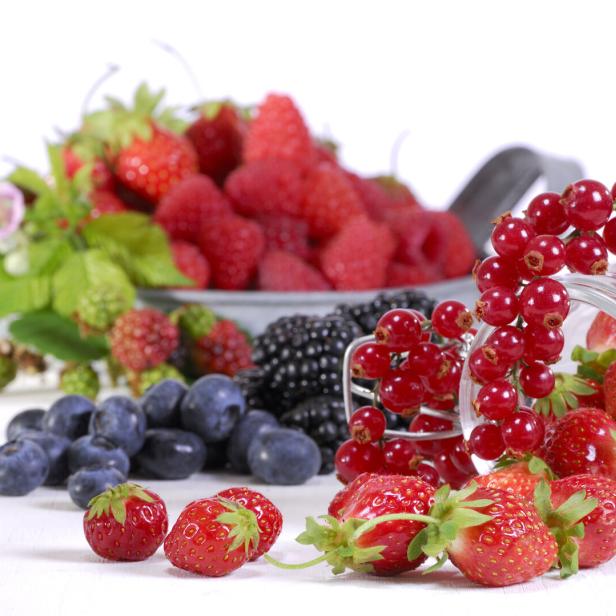 Das Bild zeigt eine Auswahl verschiedener Beeren, Himbeeren, Heidelbeeren, Ribisel, Erdbeeren.