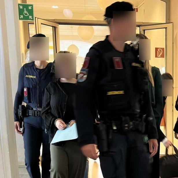 Zwei Justizwachebeamte und eine Angeklagte