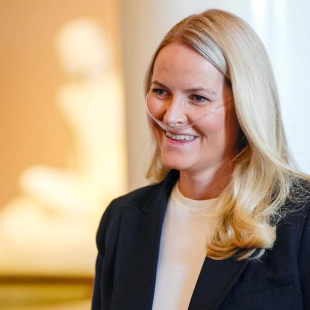 Kronprinzessin Mette-Marit von Norwegen lächelt mit einer Nasenkanüle zur Sauerstoffzufuhr.