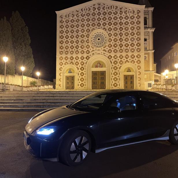 E-Auto vor der Kapuzinerkirche Santuario del Volto Santo in Manoppello.