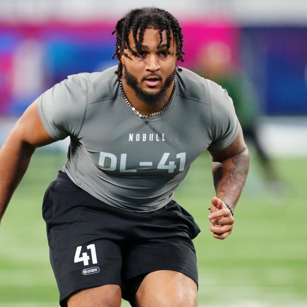 Marshawn Kneeland sprintet auf Kunstrasen, trägt graues NOBULL-Shirt und schwarze Shorts mit der Nummer 41.