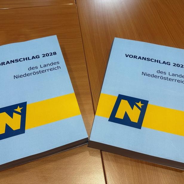 Zwei Broschüren „Voranschlag 2027/2028 des Landes Niederösterreich“ liegen auf einem Holztisch.