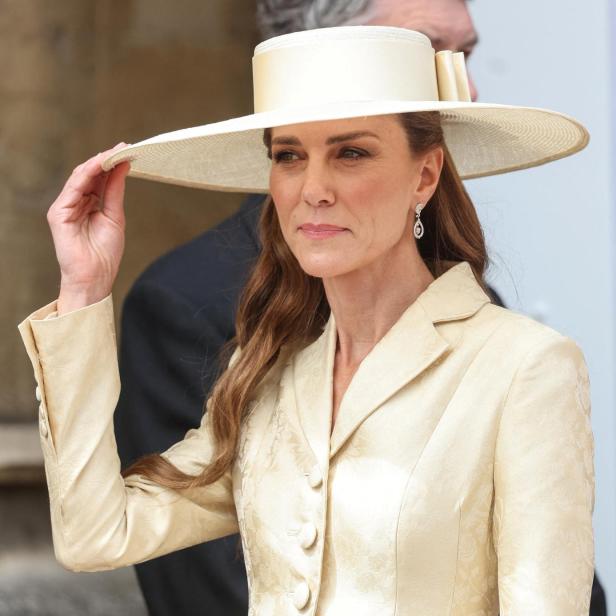 Princessin Kate trägt beigen Hut und beigen Mantel