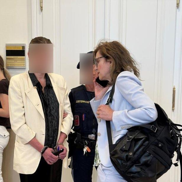 Zwei Frauen stehen nebeneinander im Gespräch