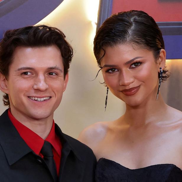 Tom Holland und Zendaya lächeln gemeinsam in die Kamera.