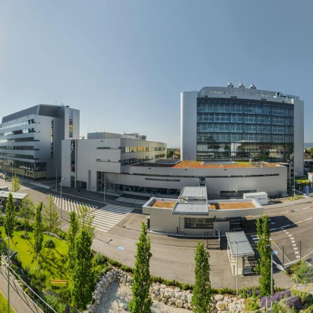 Boehringer-Ingelheim-Forschungsgebäude in Wien-Meidling mit moderner Glasfassade und begrüntem Vorplatz.