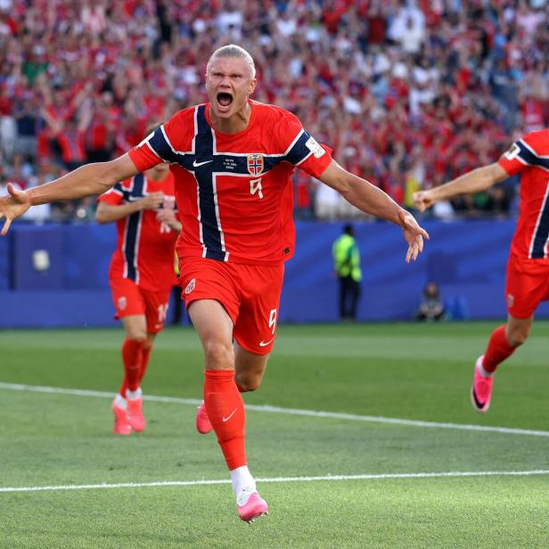 Erling Haaland lässt mit zwei Toren die norwegischen Fans jubeln.