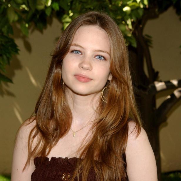 Daveigh Chase mit langen braunen Haaren 