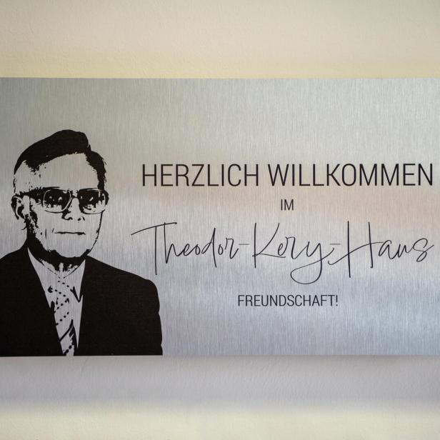 Metallschild mit Porträt und Aufschrift „Herzlich willkommen im Theodor-Kerx-Haus Freundschaft!“.