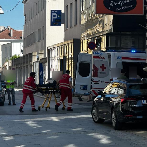 Rettungskräfte verladen den Verletzten ins Rettungsauto.