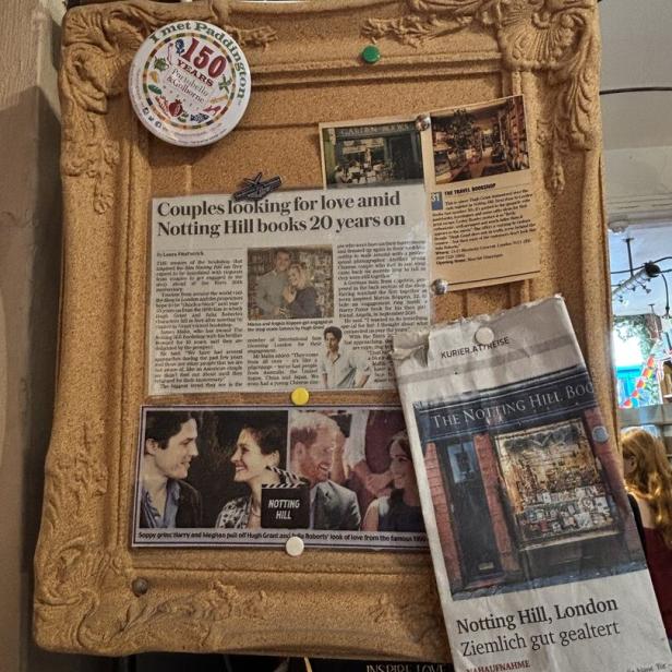 Eine Pinnwand mit Zeitungsartikeln über die Notting Hill Bookshop-Filmkulisse in London.