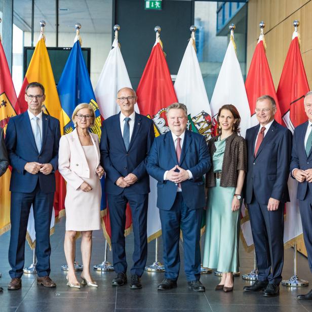 LAND TIROL: SITZUNG DER LANDESHAUPTLEUTE: FELLNER (SPÖ)/WALLNER (ÖVP)MIKL-LEITNER (ÖVP)/MATTLE (ÖVP)/LUDWIG (SPÖ)/EDTSTADLER (ÖVP)/STELZER (ÖVP)/KUNASEK (FPÖ)