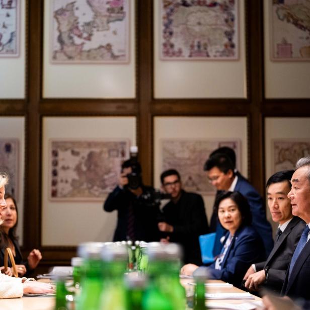 Man spricht wieder öfter miteinander:  Meinl-Reisinger und ihr chinesischer Amtskollege Wang Yi im September in Wien.