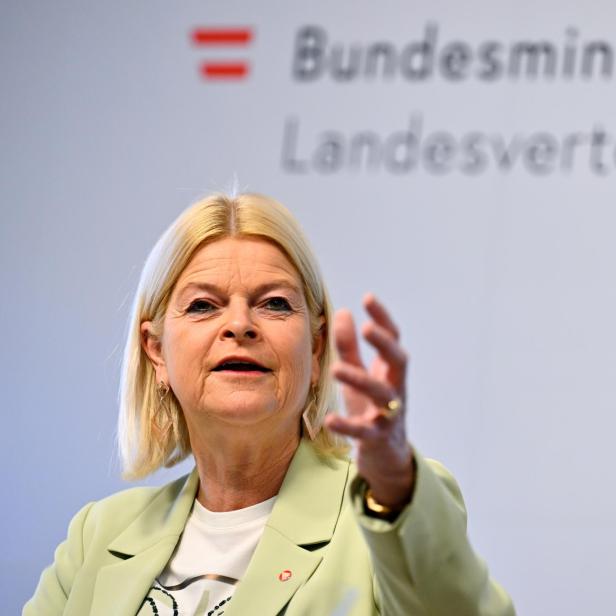 Klaudia Tanner spricht vor dem Logo des Bundesministeriums für Landesverteidigung.