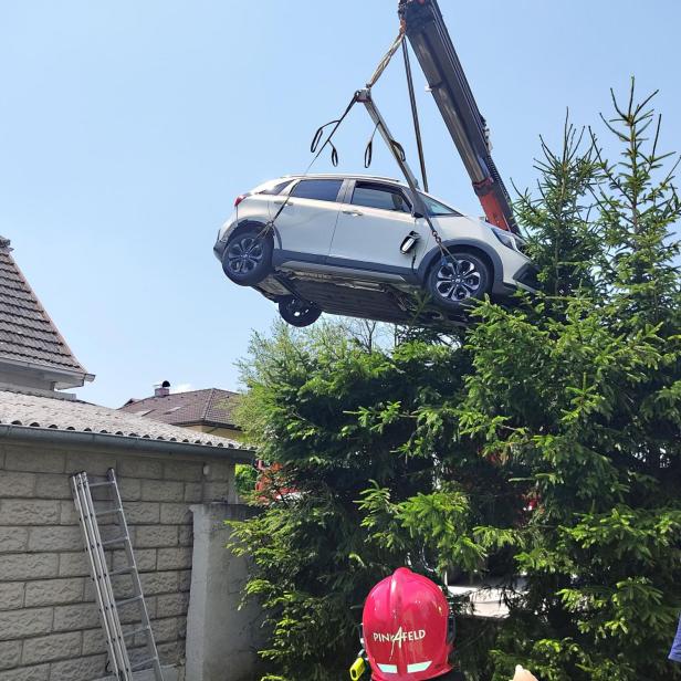 Auto wird mit Kran geborgen.