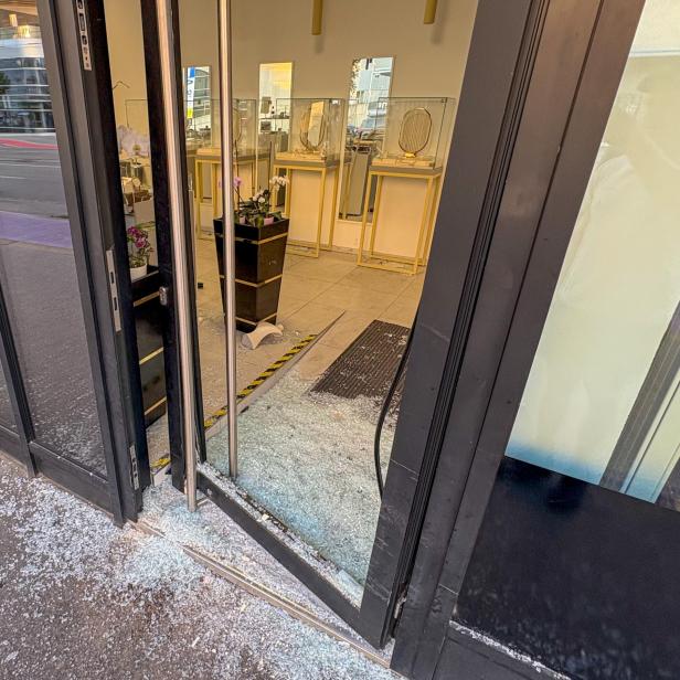 TIROL: EINBRUCH IN JUWELIER IN INNSBRUCK - MIT FAHRZEUG IN AUSLAGEN