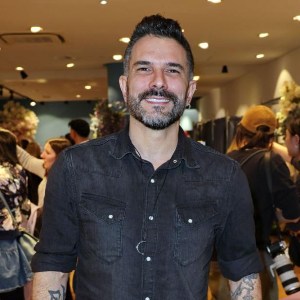 Marc Terenzi lächelt bei einem Auftritt in dunklem Hemd mit sichtbaren Arm-Tattoos.