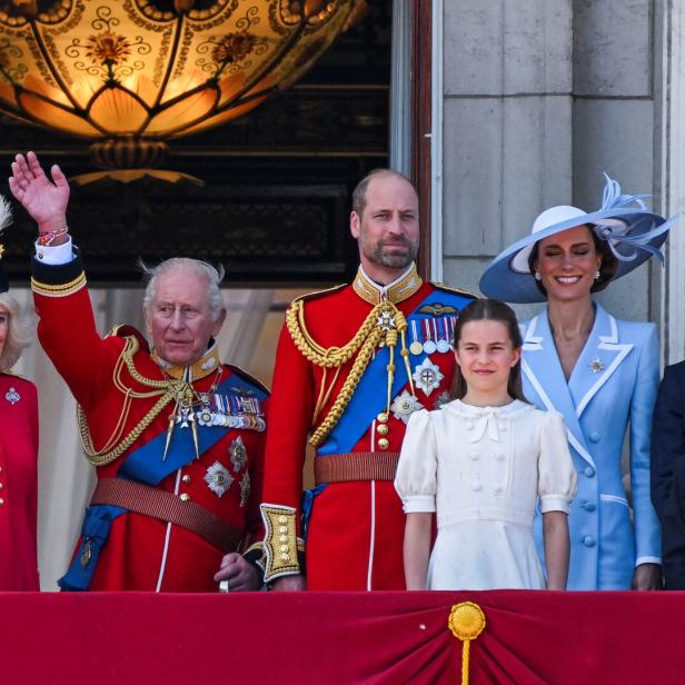 König Charles III., Königin Camilla, Prinz William, Prinzessin Kate und ihre Kinder stehen auf dem Balkon des Buckingham Palace.