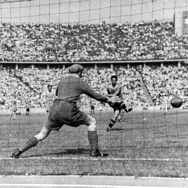 1941: Bimbo Binder verwandelt einen Elfer gegen Schalke