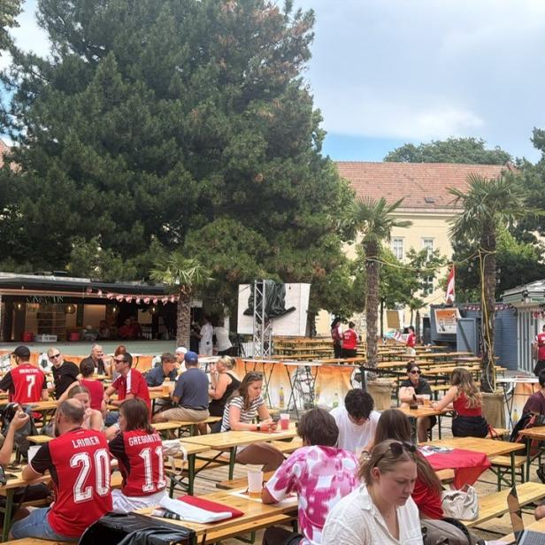 Österreichfans sitzen bereits am Vormittag im Salettl. 