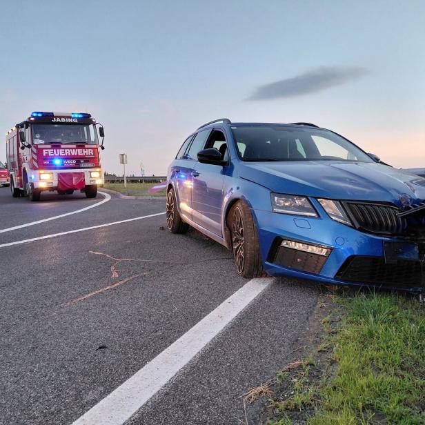 Blauer Kombi ist in die Leitplanke geprallt, Feuerwehrfahrzeuge sichern die Unfallstelle.