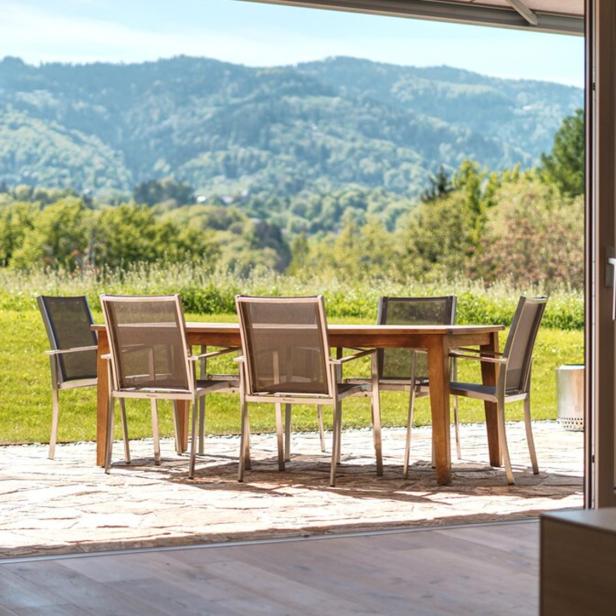 Terrasse eines Ferienhauses mit Blick auf die Hügellandschaft