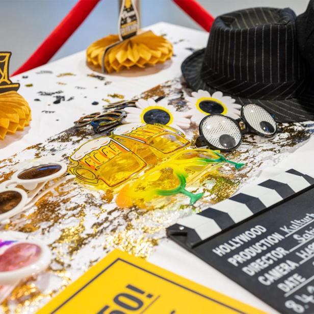 Fotobox-Requisiten wie Hüte, Brillen und Party-Accessoires auf einem Tisch
