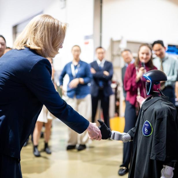 Außenministerin Beate Meinl-Reisinger bei AVL List Automotive im Rahmen eines Besuchs in Shanghai. 