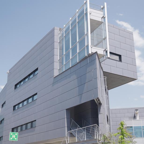 Ein Gebäude von außen 