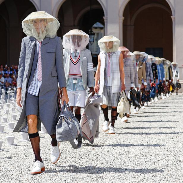 Männer mit Gelsennetzen über dem Kopf als stilistisches Element bei Thom Browne.  