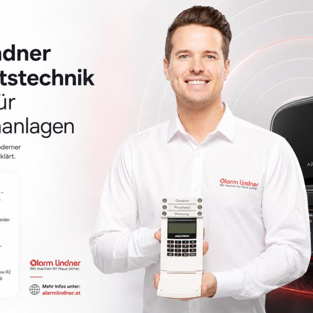 Mitarbeiter von Alarm Lindner Sicherheitstechnik mit Funkalarmanlage und Sicherheitskomponenten