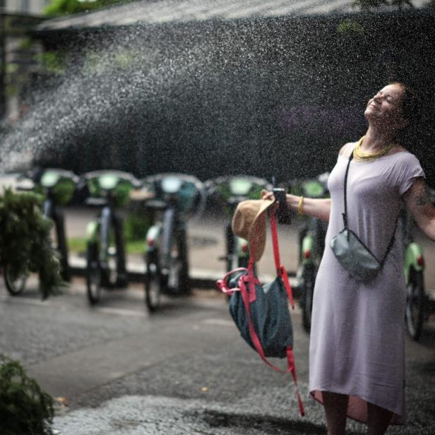TOPSHOT-FRANCE-WEATHER-HEATWAVE