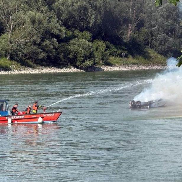 Feuerwehr löschte Brand vom Boot aus 
