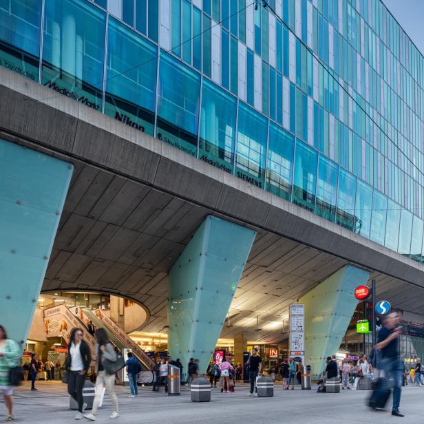 Belebter Platz vor dem Einkaufszentrum Wien Mitte