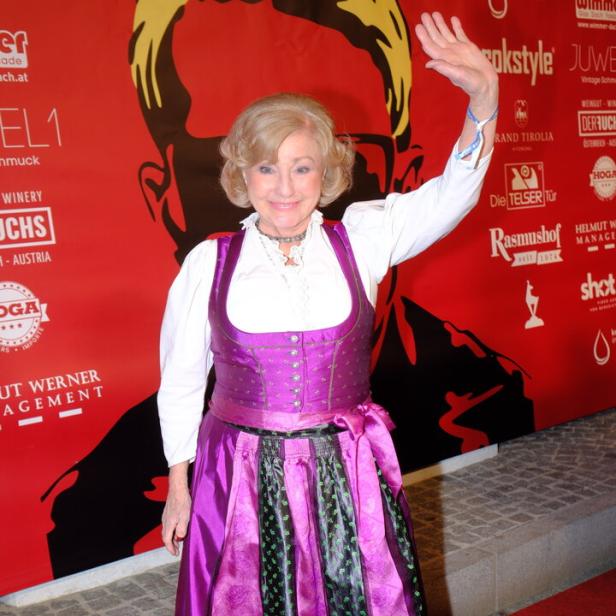 Margot Hellwig winkt am roten Teppich