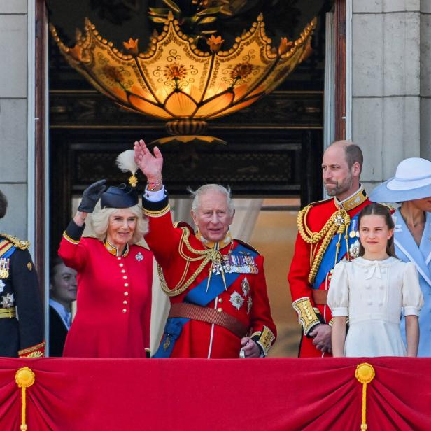König Charles III. und Königin Camilla winken gemeinsam mit Mitgliedern der britischen Königsfamilie vom Balkon des Buckingham Palace.
