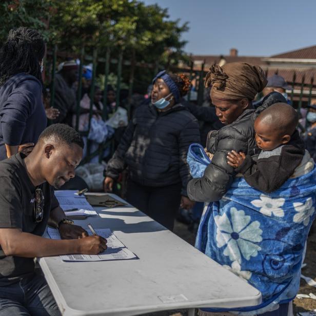 Länder organisieren Rückholaktionen für ihre Staatsangehörigen:  Tausende Menschen haben Südafrika aus Angst bereits verlassen.