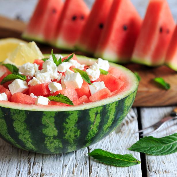 Wassermelone mit Feta und Minze hat sich als Sommerklassiker etabliert.