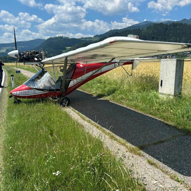 Ein Ultraleichtflugzeug steht nach der Notlandung auf der Metnitztal Landesstraße bei Friesach.