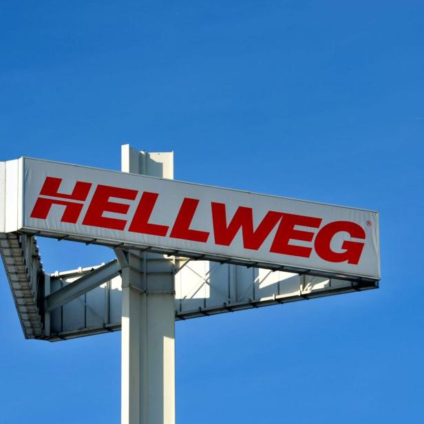 Hellweg-Werbeschild vor blauem Himmel.