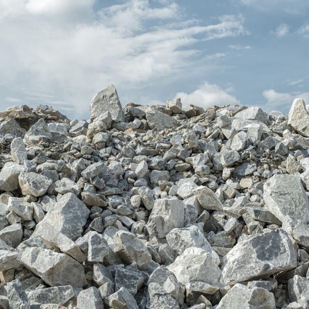 In dem Mineral Wollastonit, einem kalziumhaltigen Silikat, kann Kohlendioxid unmittelbarer speichern