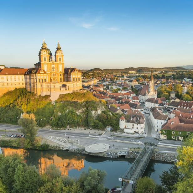 Luftaufnahme von Melk mit Stift und Altstadt.